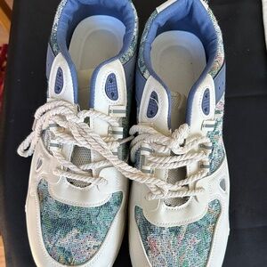 Stylish Men's Sneakers with Blue and Cream Design